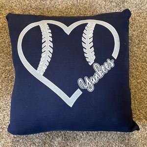 Yankees 16’ pillow